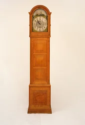 Orologio a pendolo progettato da Peter Waals, con pannelli di Norman Jewson e movimento dell